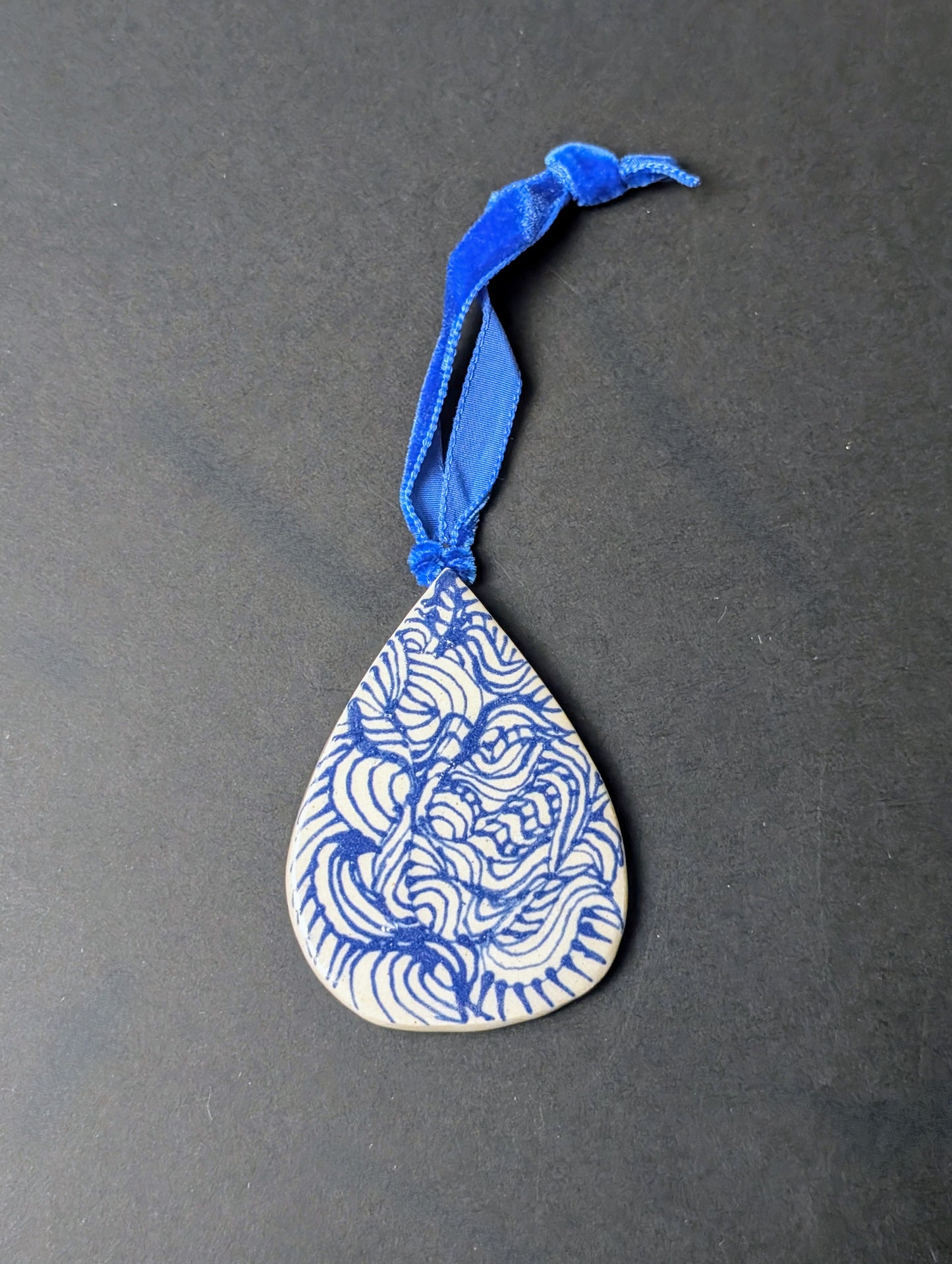 Large teardrop slip trail Decoration