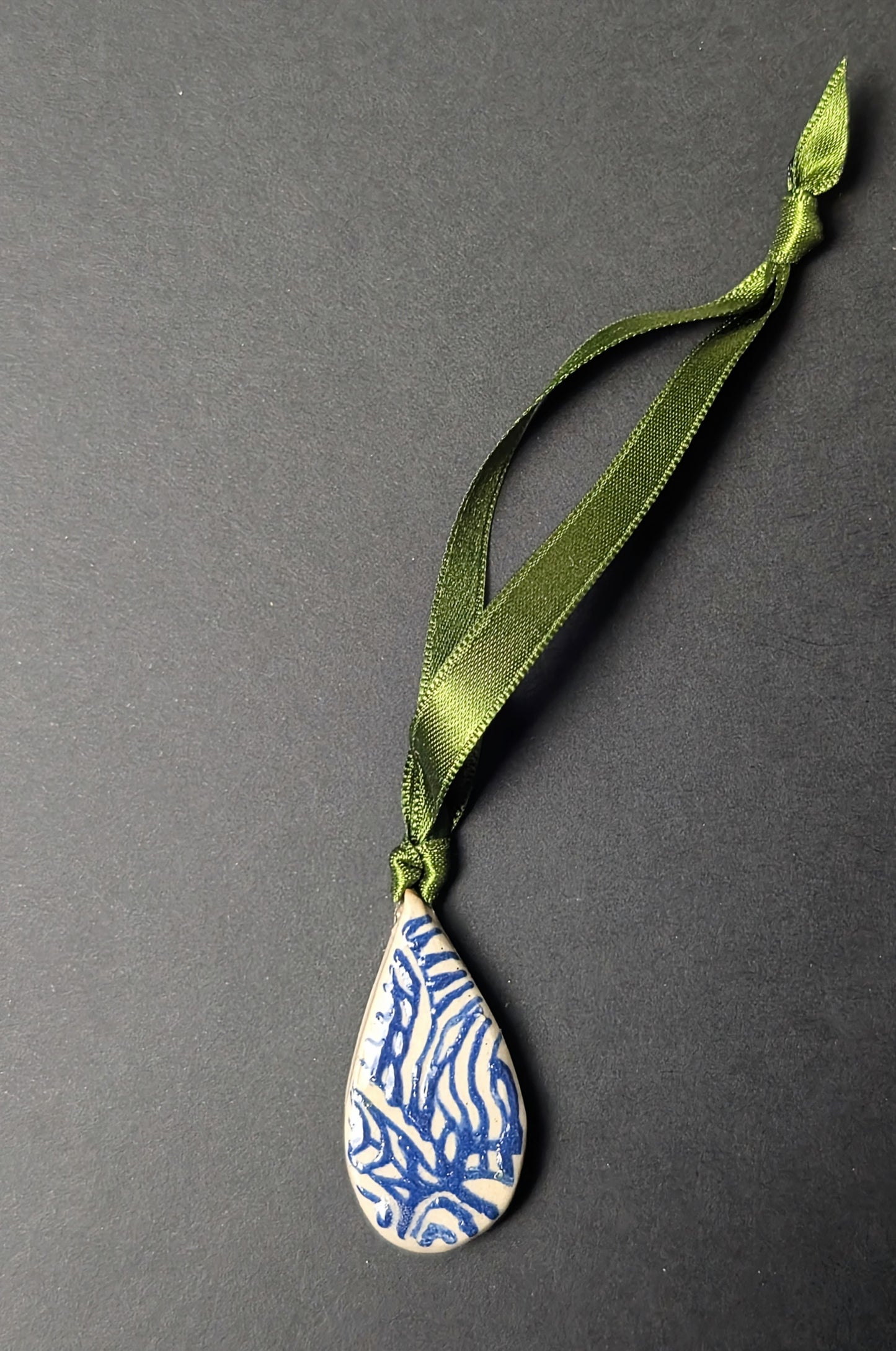 Small teardrop slip trail Decoration 1